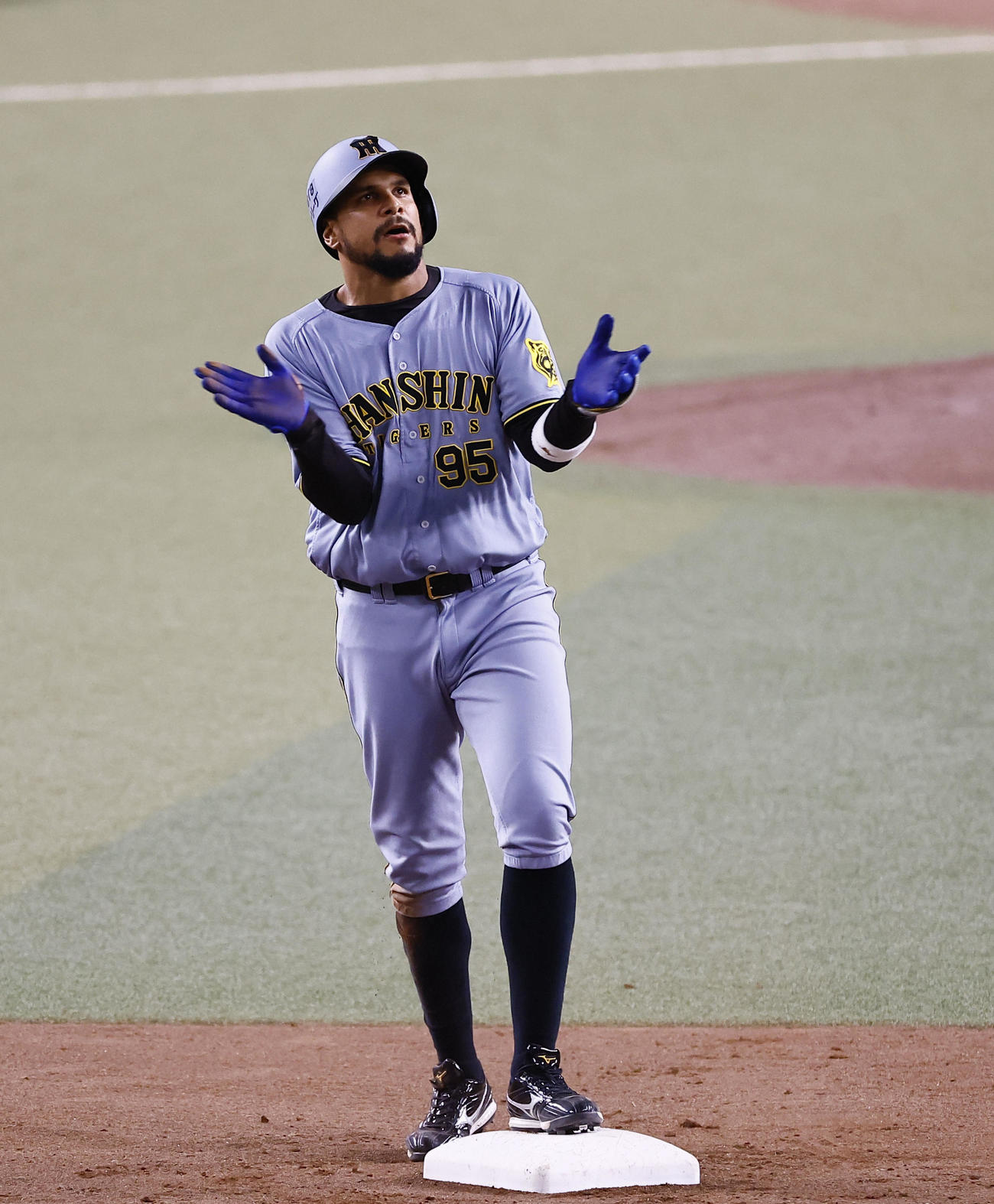 中日対阪神　7回表阪神無死、ヘルナンデスは左越えに二塁打を放ち手をたたく（撮影・藤尾明華）