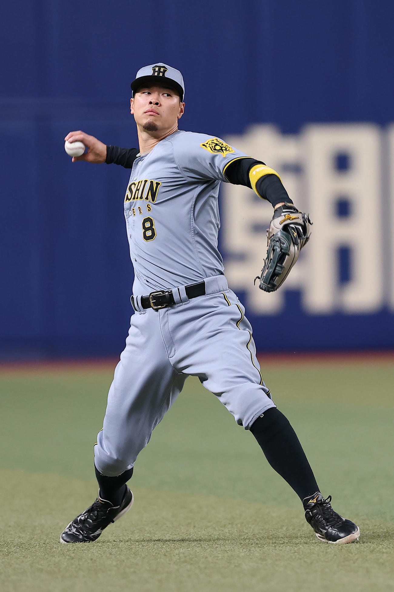中日対阪神　試合前、左翼でシートノックを受ける阪神佐藤輝（撮影・前田充）