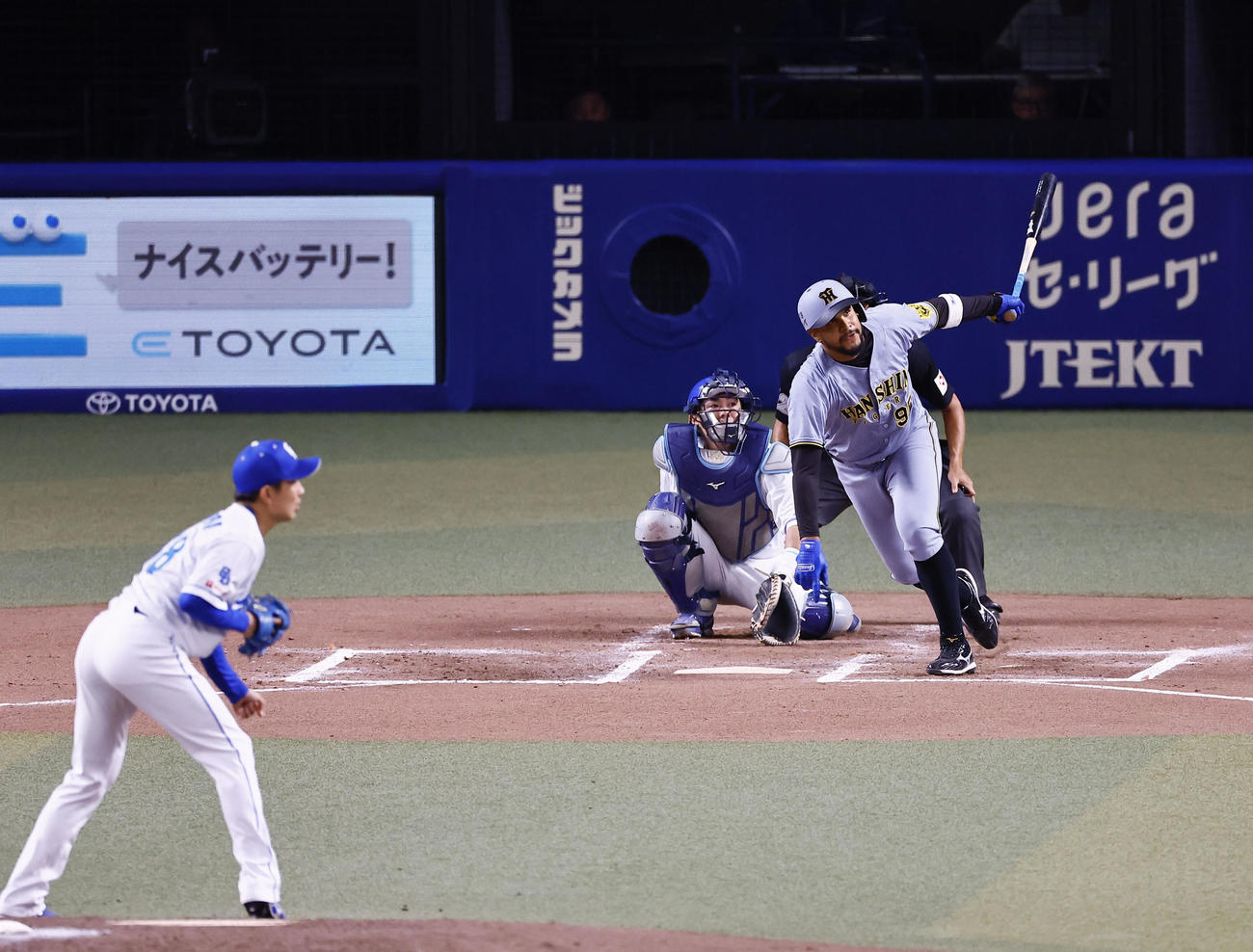 中日対阪神　7回表阪神無死、ヘルナンデスは左越えに二塁打を放つ。投手松葉（撮影・藤尾明華）
