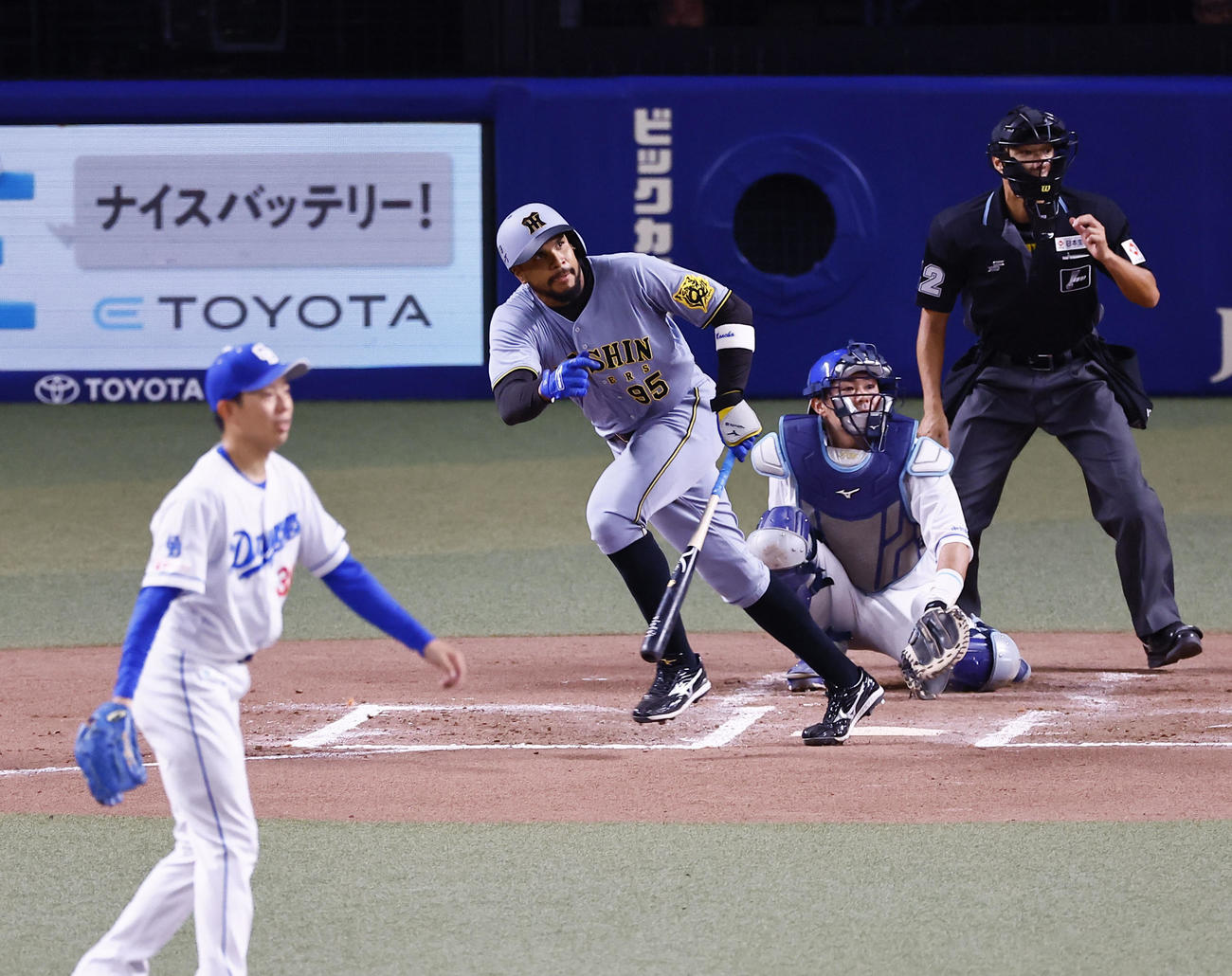 中日対阪神　7回表阪神無死、ヘルナンデスは左越えに二塁打を放つ。投手松葉（撮影・藤尾明華）