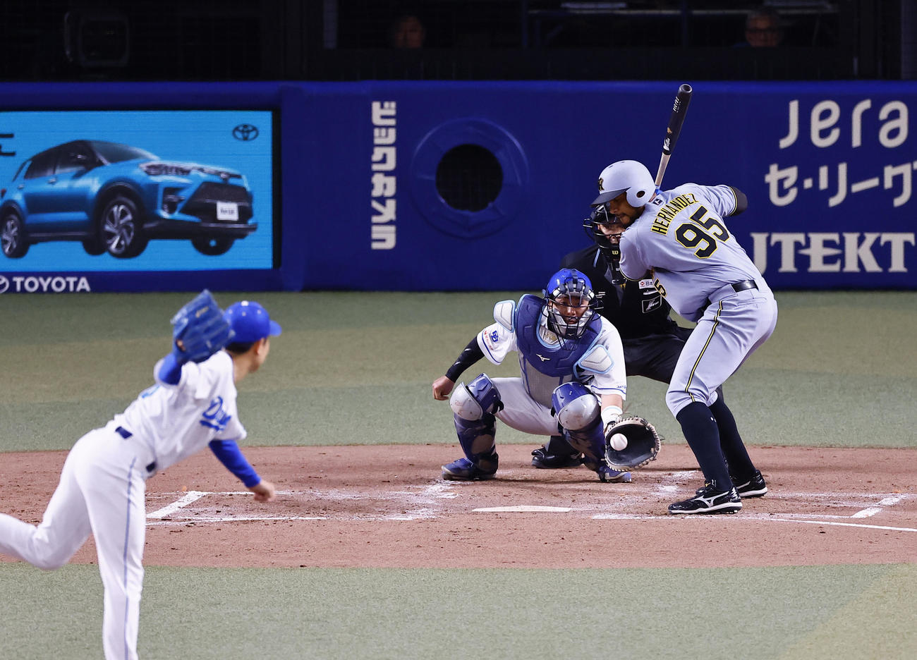 中日対阪神　5回表阪神無死一塁、ヘルナンデスは四球を選ぶ。投手松葉（撮影・藤尾明華）