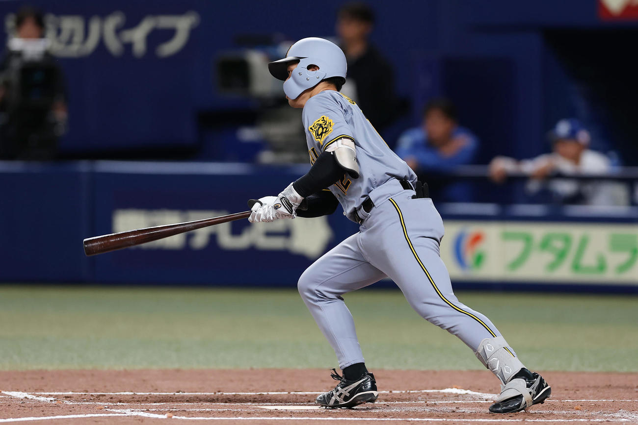 中日対阪神　3回表阪神1死、中前打を放つ坂本（撮影・前田充）