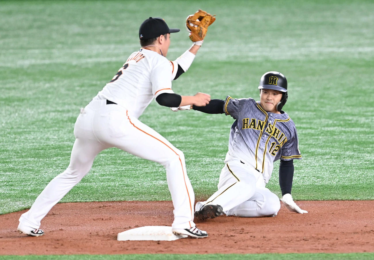 20年10月　巨人対阪神　2回表阪神1死一塁、坂本は二塁盗塁を決める。遊撃手坂本