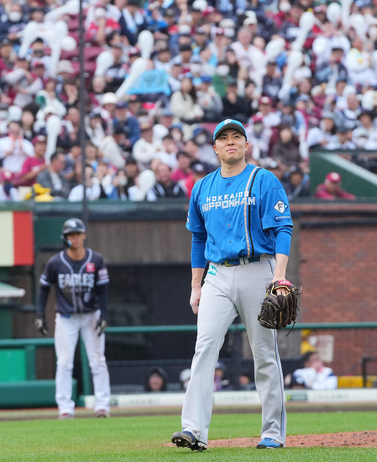 楽天対日本ハム　9回裏楽天2死満塁、中島を空振り三振に仕留めピンチをしのぎ思わず笑みがこぼれる田中正（撮影・垰建太）