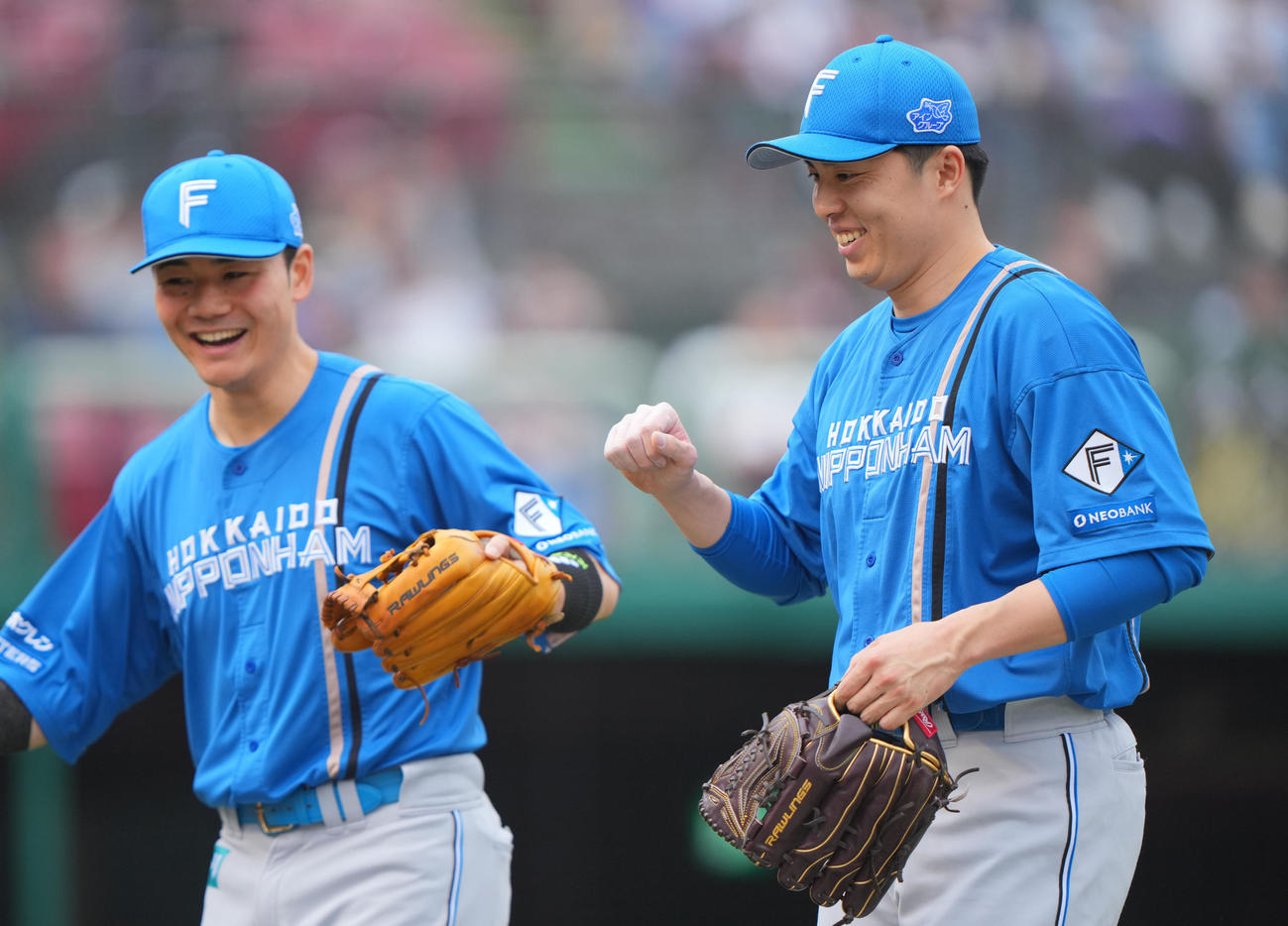楽天対日本ハム　9回裏楽天2死満塁、中島を空振り三振に仕留めた田中正（右）は清宮らナインと笑顔を見せる（撮影・垰建太）