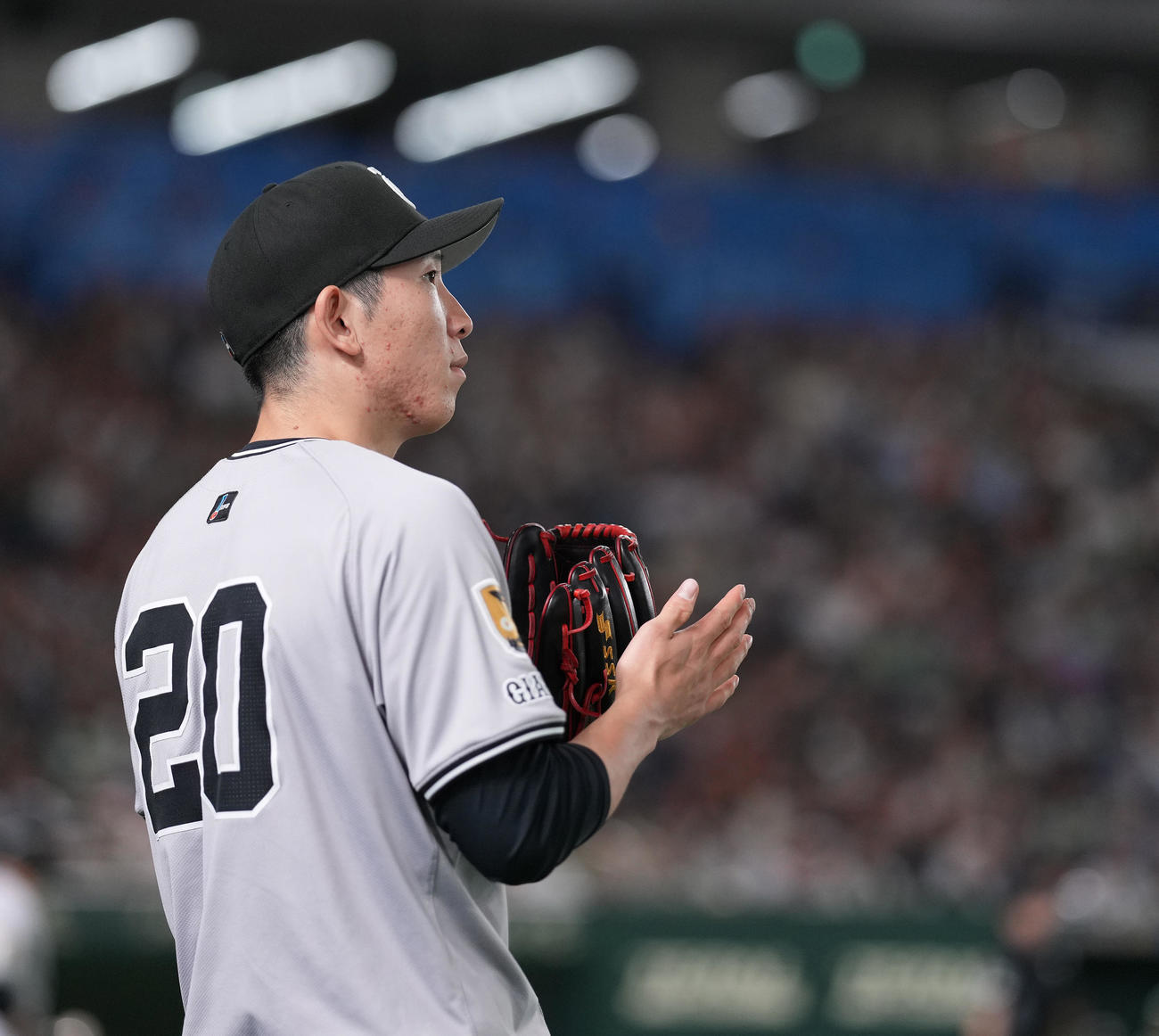 巨人対ヤクルト　3回裏巨人1死一、三塁、アビラの野選で、三塁走者門脇が生還し、手をたたく戸郷（撮影・鈴木みどり）