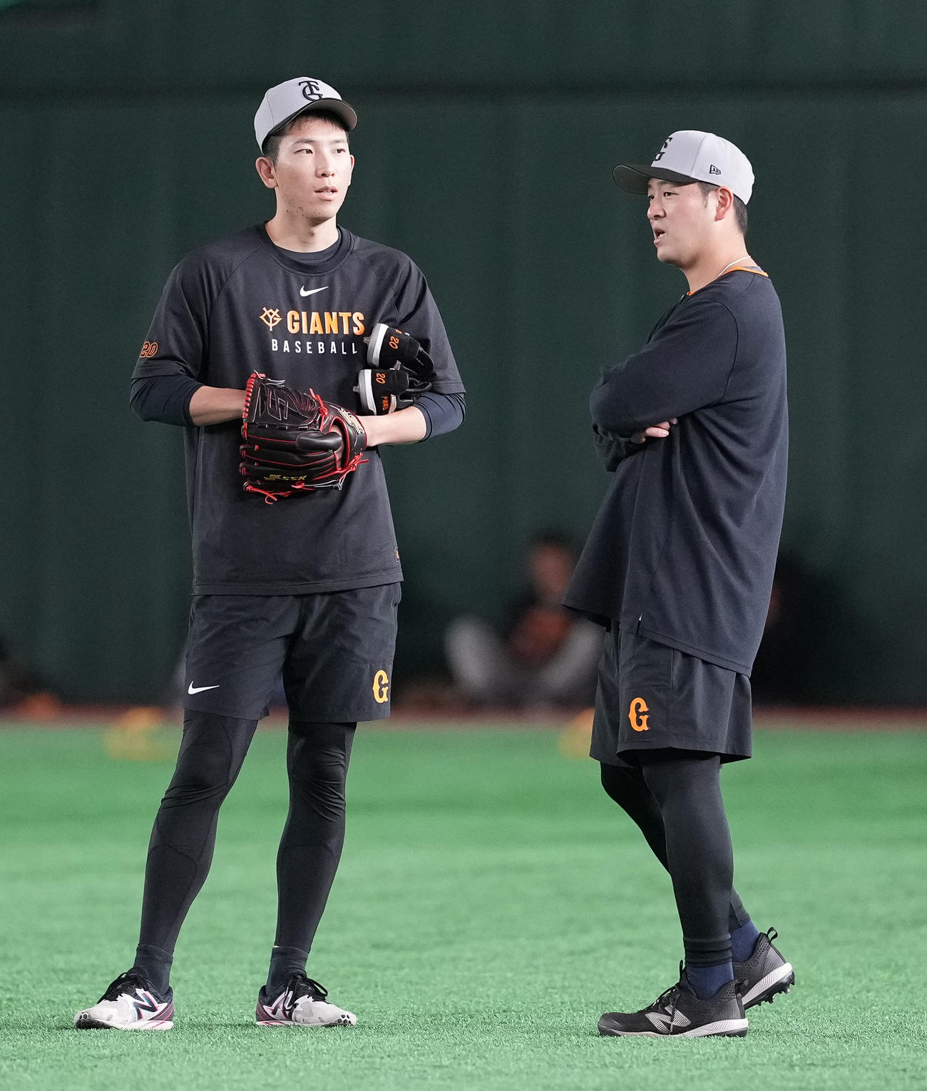 巨人対ヤクルト　練習前、岸田（右）と談笑する巨人戸郷（撮影・鈴木みどり）