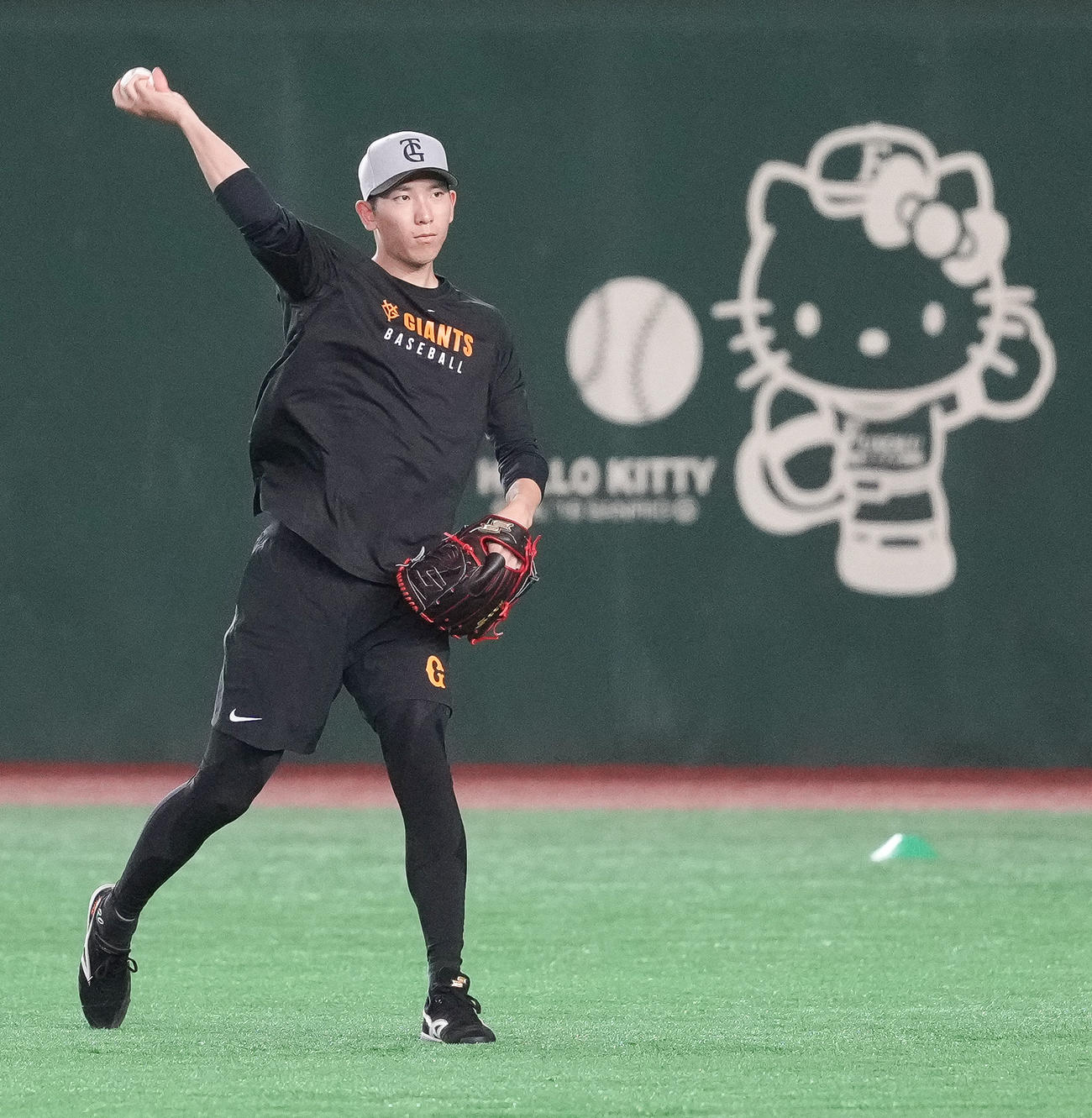 巨人対ヤクルト　試合前練習でキャッチボールする巨人戸郷（撮影・鈴木みどり）