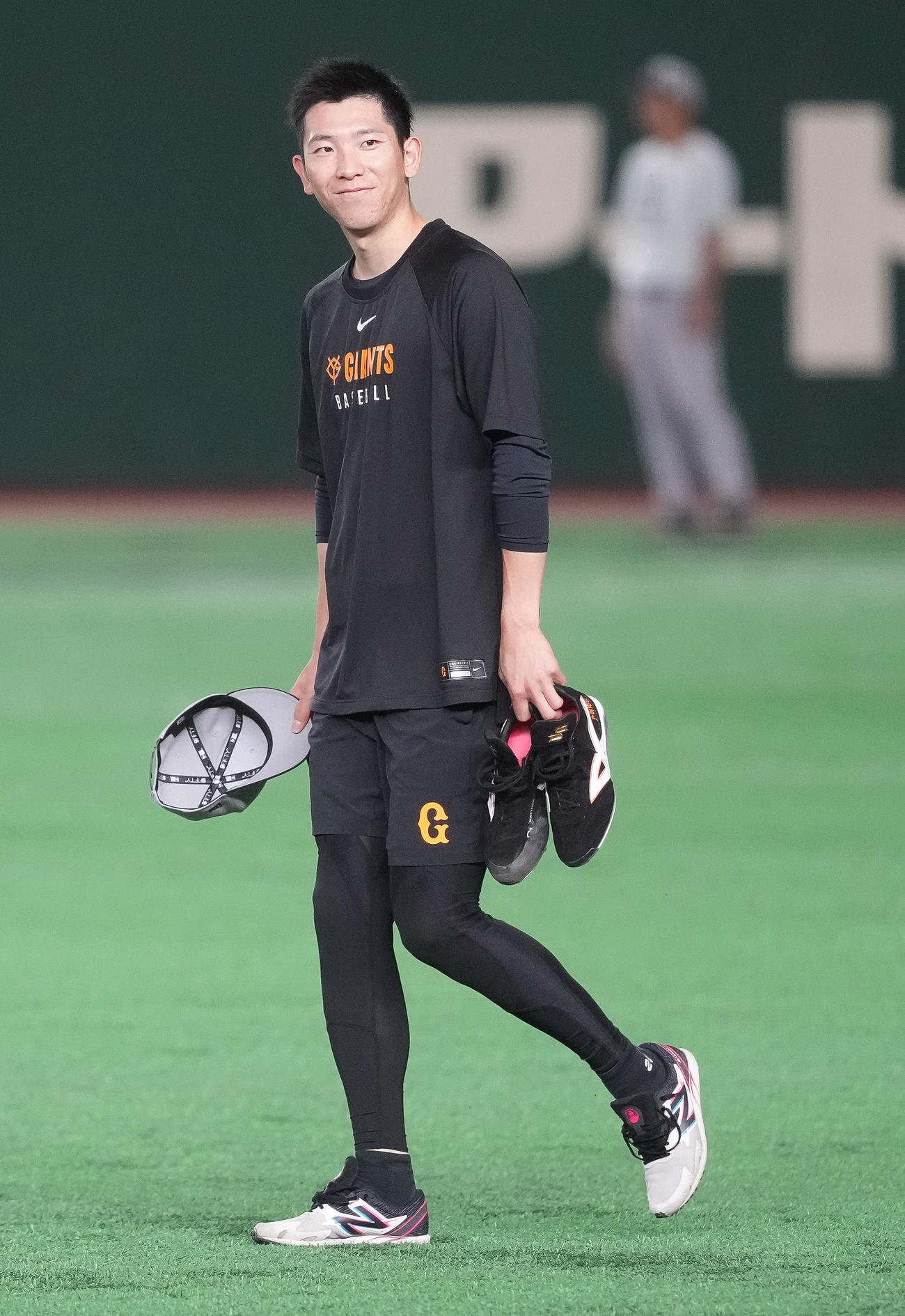 巨人対ヤクルト　試合前練習を終え引き揚げる巨人戸郷（撮影・鈴木みどり）