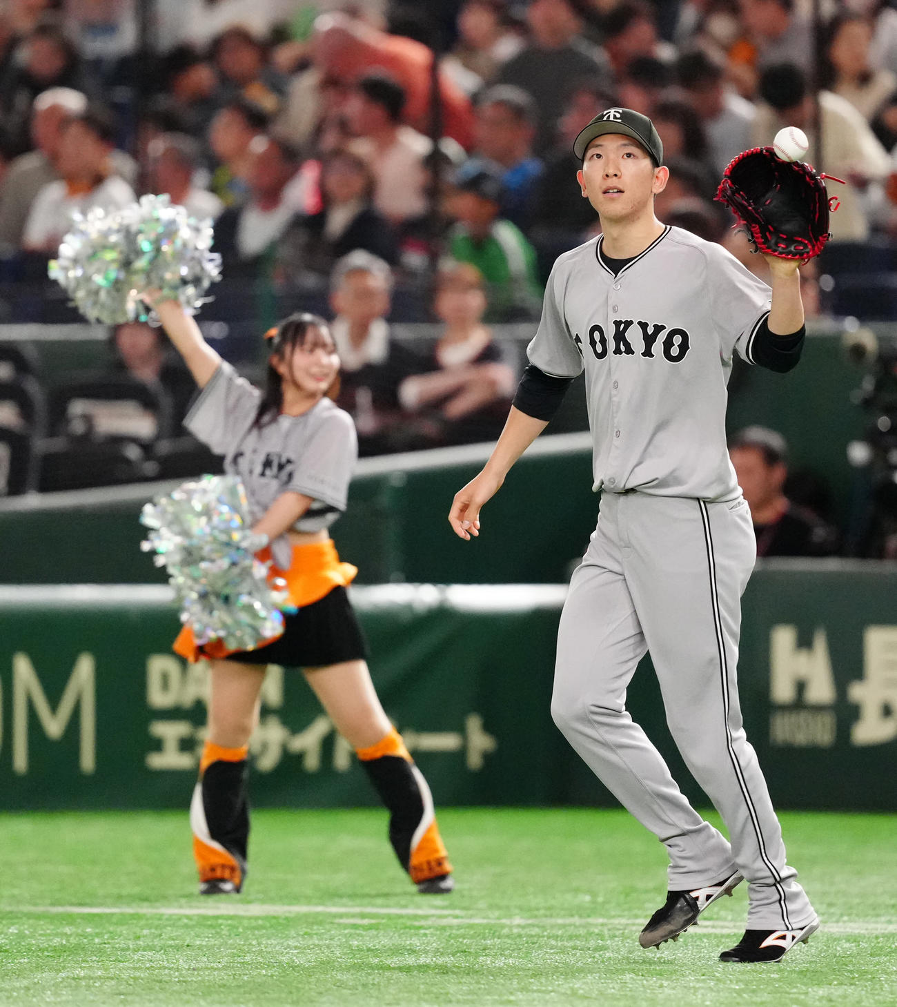 巨人対ヤクルト　1回表開始前、マウンドに向かう巨人先発の戸郷（撮影・江口和貴）