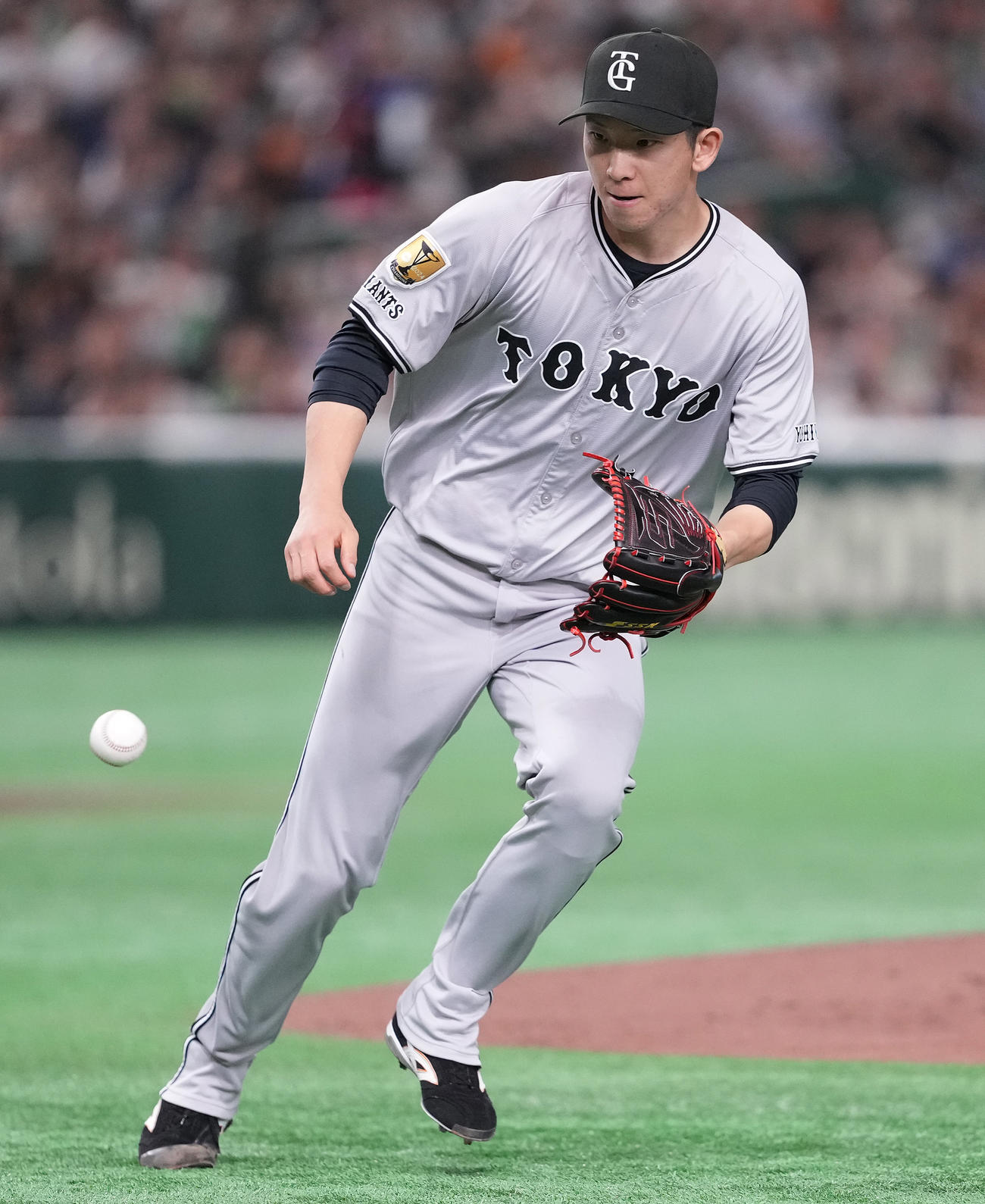 巨人対ヤクルト　1回表ヤクルト無死一塁、西川の打球を捕球する戸郷（撮影・鈴木みどり）