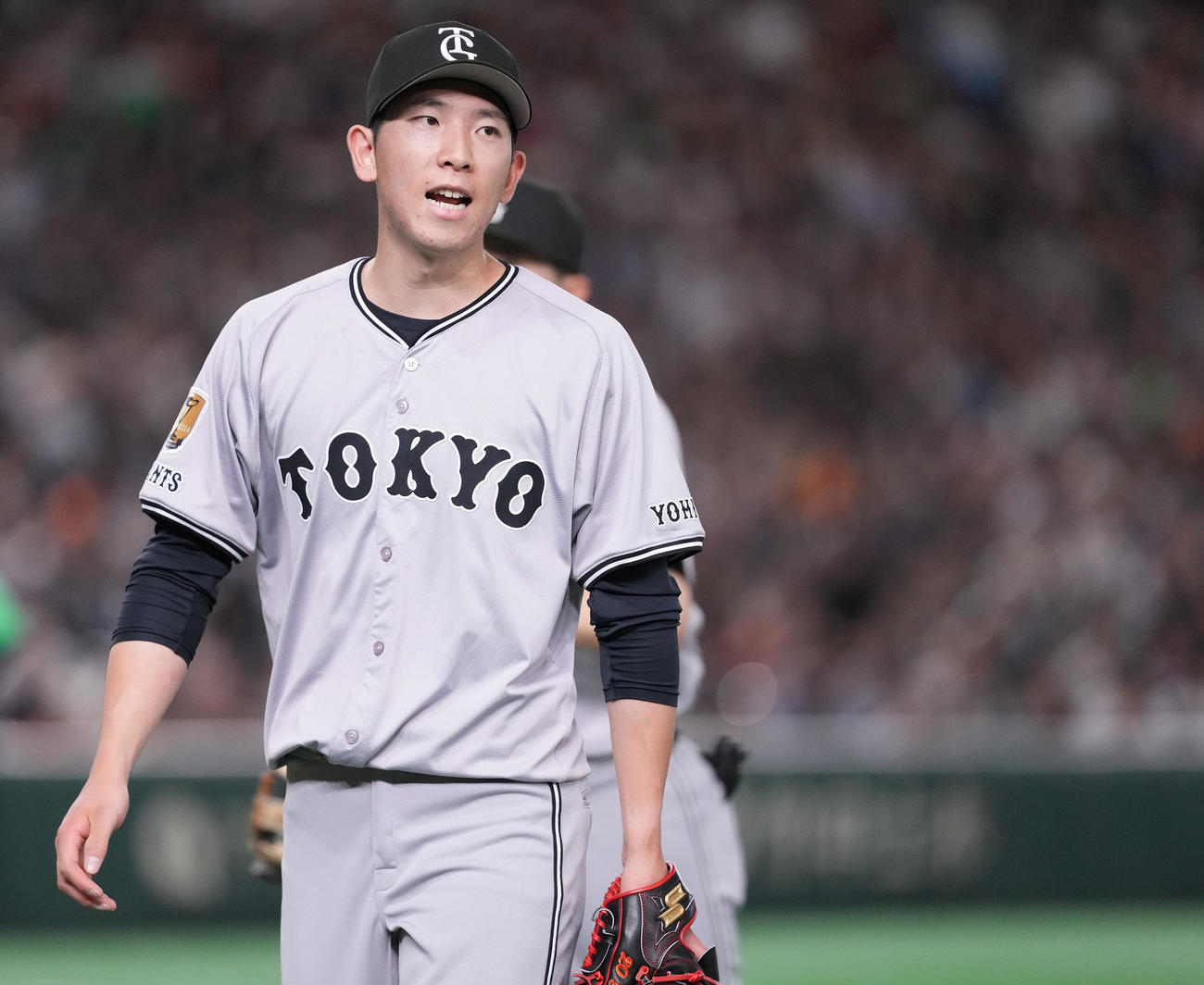 巨人対ヤクルト　1回表を終え、好守を見せた吉川に声をかえる巨人戸郷（撮影・鈴木みどり）