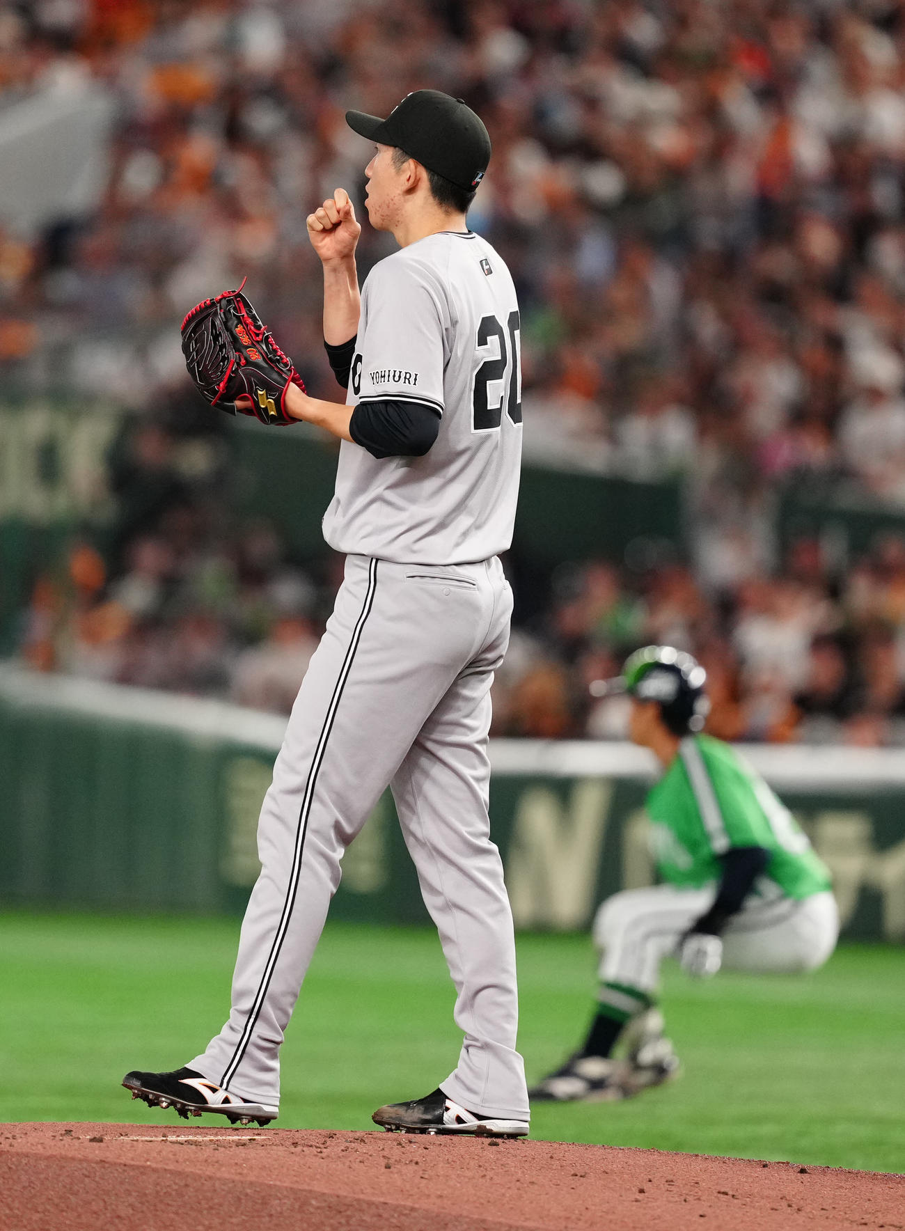 巨人対ヤクルト　1回表ヤクルト無死、岩田（後方）に右前打を浴びた戸郷（撮影・江口和貴）