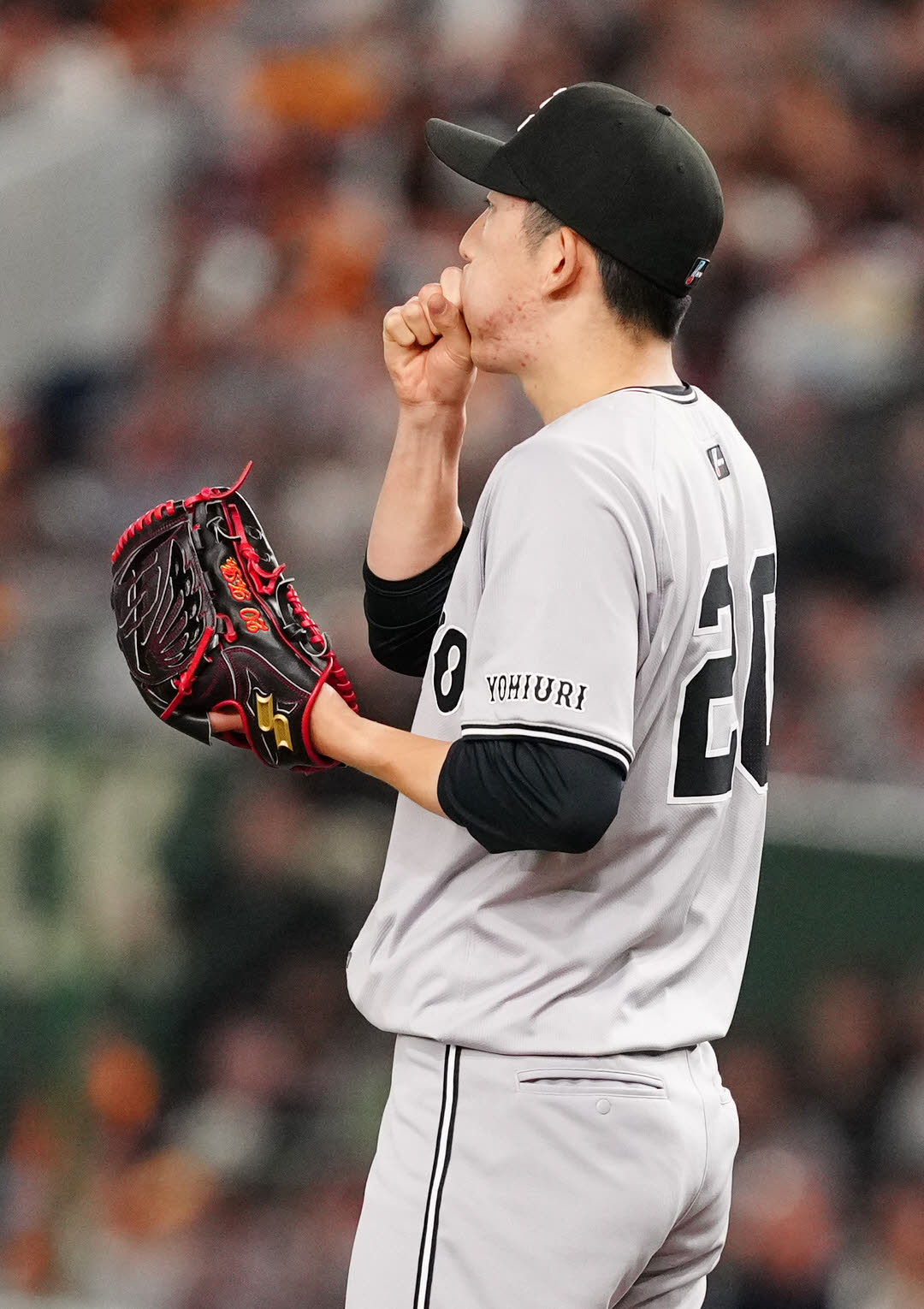 巨人対ヤクルト　1回表ヤクルト無死、岩田に右前打を浴びた戸郷（撮影・江口和貴）