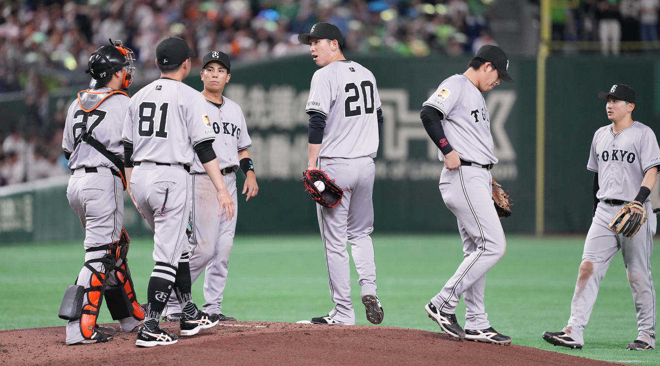 巨人対ヤクルト　3回表ヤクルト2死二、三塁、オスナに右2点適時打を浴びた後、戸郷（中央）のもとに集まるナイン（撮影・鈴木みどり）