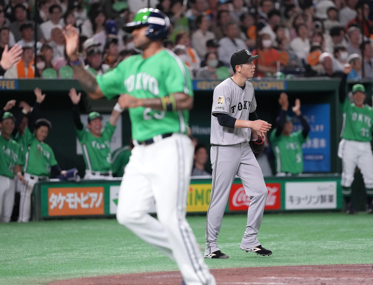 巨人対ヤクルト　3回表ヤクルト2死二、三塁、オスナに右2点適時打を浴び、浮かない表情の戸郷（撮影・鈴木みどり）
