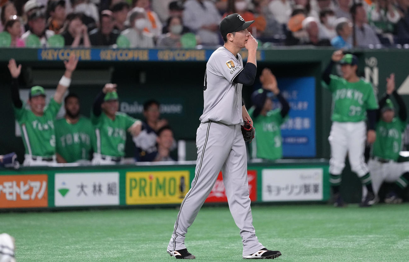 巨人対ヤクルト　3回表ヤクルト2死二、三塁、オスナに右2点適時打を浴び、浮かない表情の戸郷（撮影・鈴木みどり）