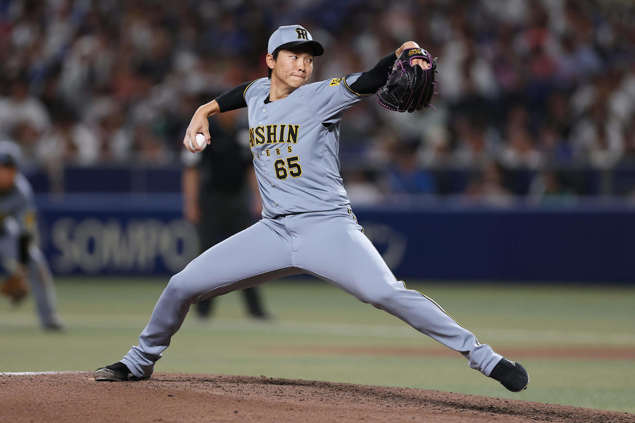 中日対阪神　阪神2番手の湯浅（撮影・前田充）