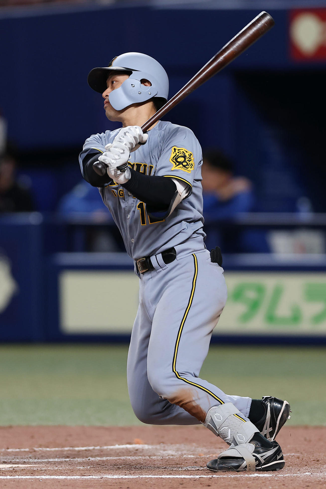 中日対阪神　9回表阪神無死二、三塁、左中間へ勝ち越し2点適時二塁打を放つ坂本（撮影・前田充）