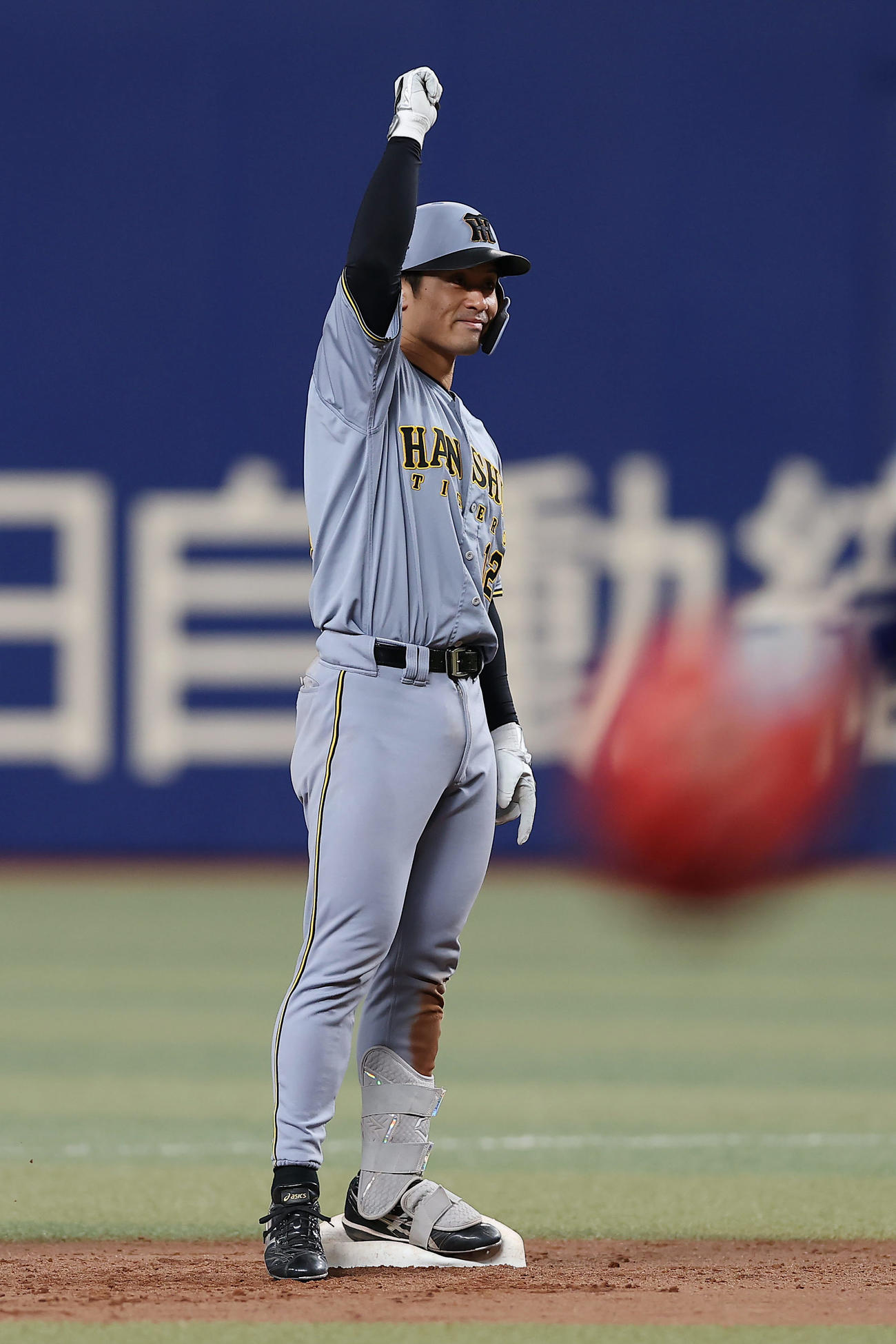中日対阪神　9回表阪神無死二、三塁、左中間へ勝ち越し2点適時二塁打を放ち、ガッツポーズする坂本（撮影・前田充）