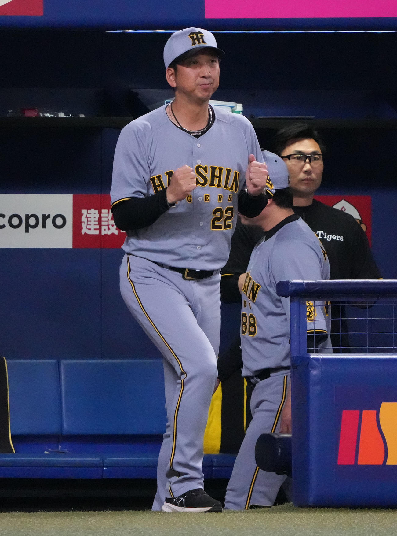中日対阪神　7回表阪神無死二塁、代走を告げる藤川監督（撮影・森本幸一）