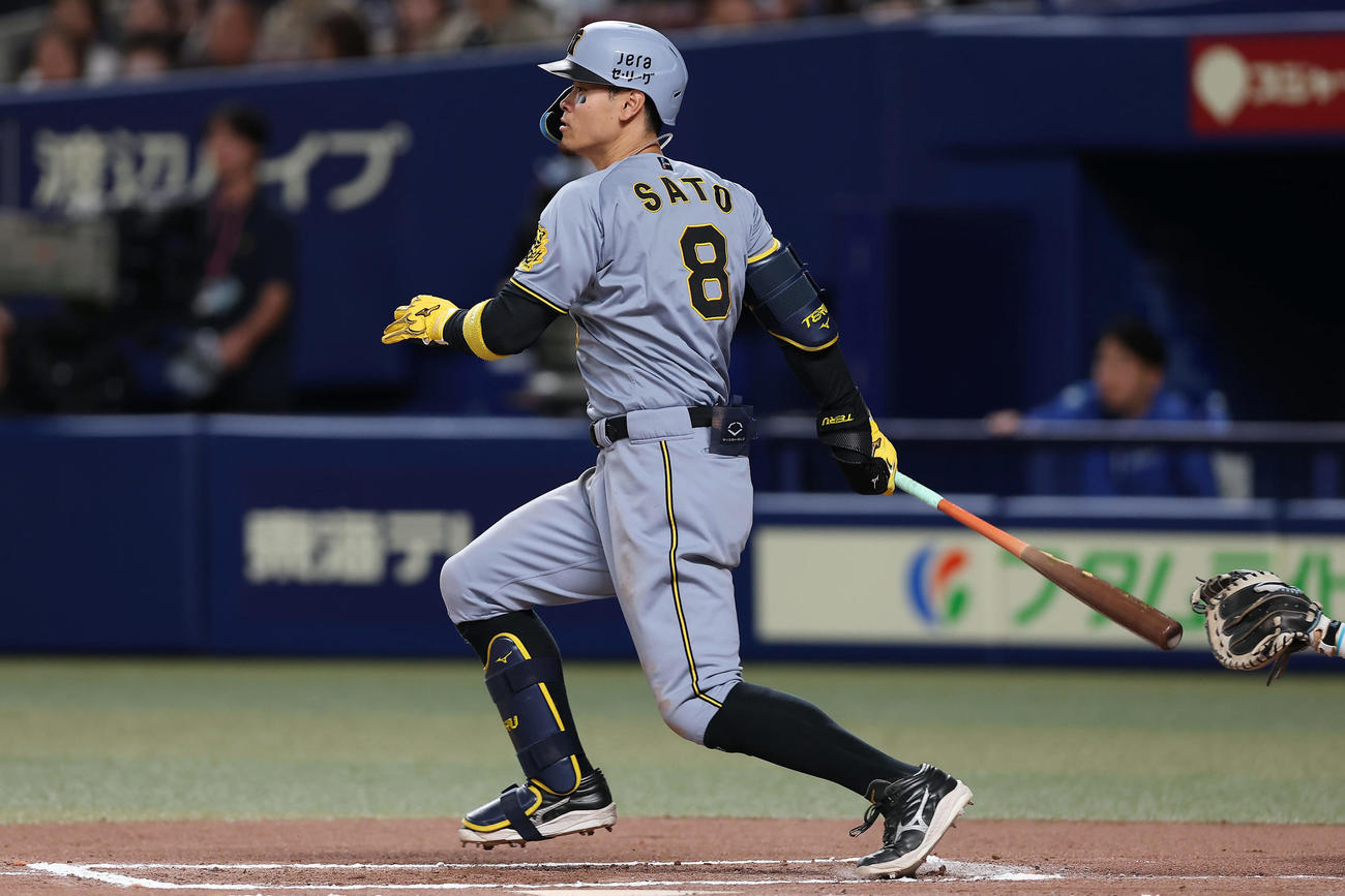 中日対阪神　6回表阪神2死一塁、中前打を放つ佐藤輝（撮影・前田充）