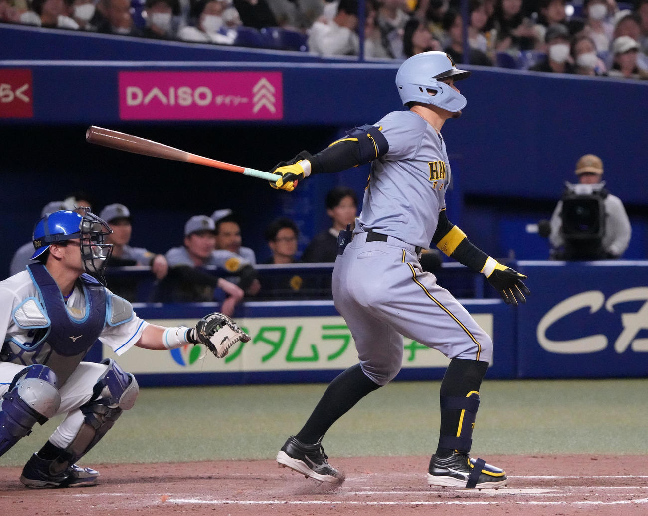 中日対阪神　9回表阪神2死一塁、中前打を放つ佐藤輝（撮影・森本幸一）