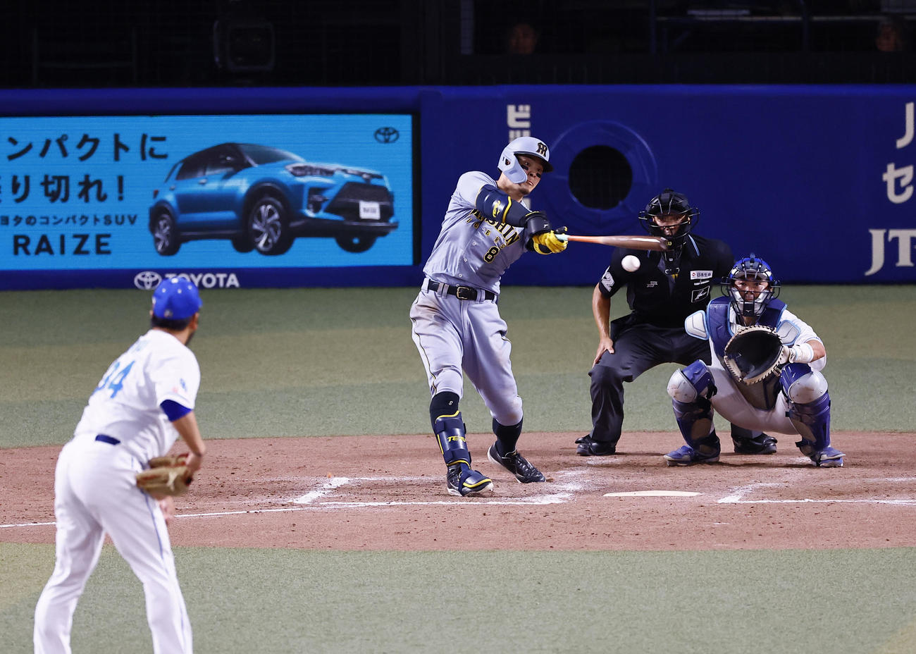 中日対阪神　9回表阪神2死一塁、佐藤輝は中前打を放つ。投手福（撮影・藤尾明華）