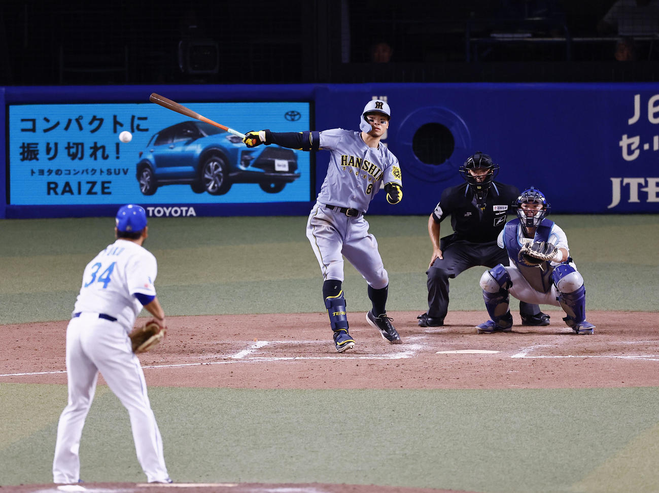 中日対阪神　9回表阪神2死一塁、佐藤輝は中前打を放つ。投手福（撮影・藤尾明華）
