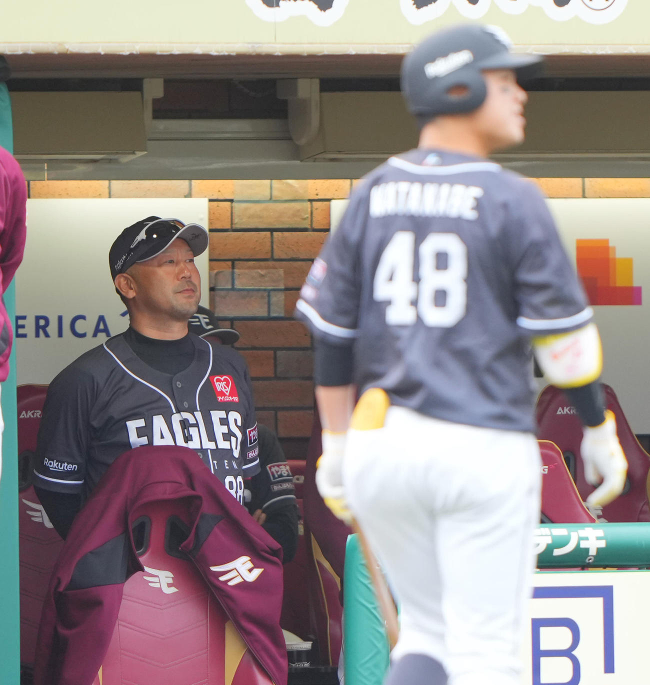 楽天対日本ハム　9回裏楽天1死満塁、代打渡辺佳（手前）が遊直に倒れ渋い表情の三木監督（撮影・垰建太）