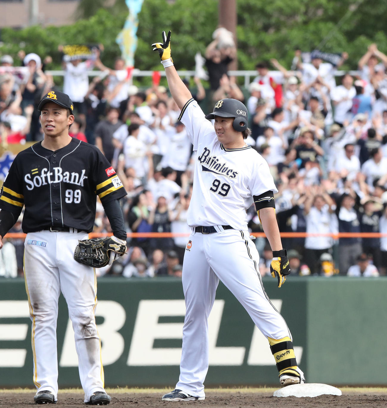 ソフトバンク対オリックス　3回表オリックス1死満塁、杉本は右越えに同点となる2点適時二塁打を放ちガッツポーズ（撮影・梅根麻紀）