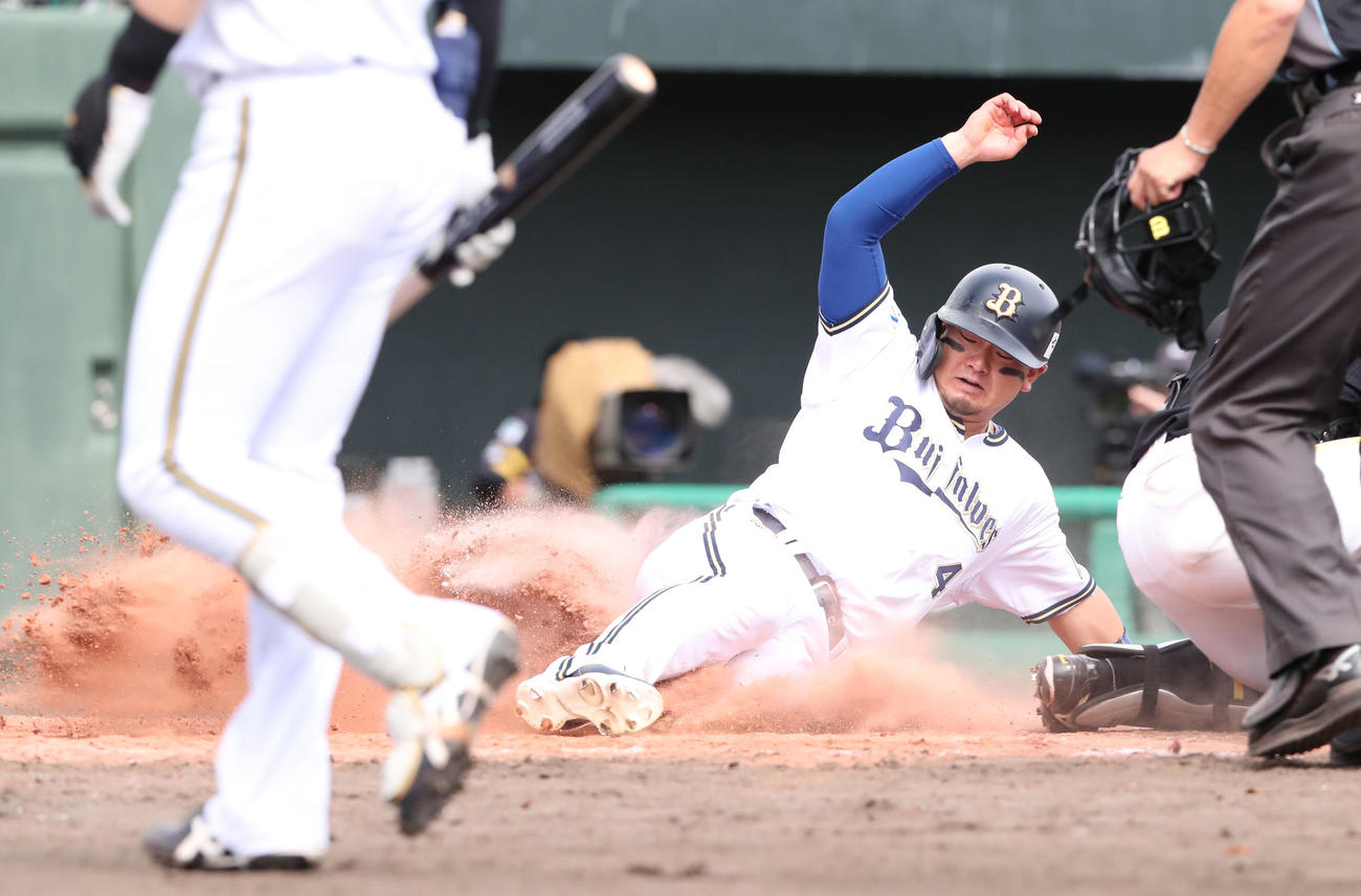 ソフトバンク対オリックス　3回表オリックス1死二、三塁、中川の左犠飛で勝ち越しの生還をする森（撮影・梅根麻紀）