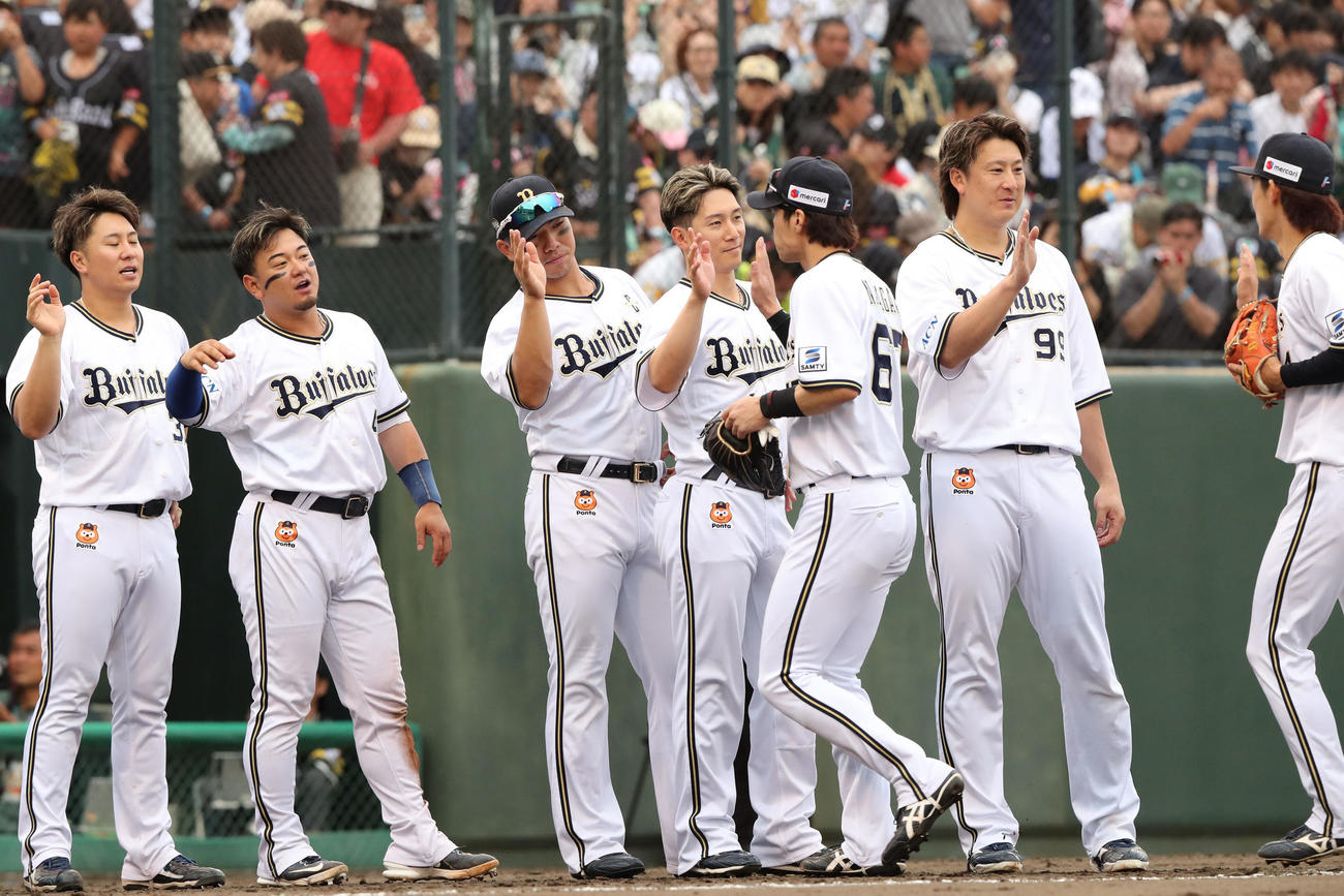 ソフトバンク対オリックス　ソフトバンクに勝利し西川と杉本はナインをハイタッチで出迎える（撮影・梅根麻紀）