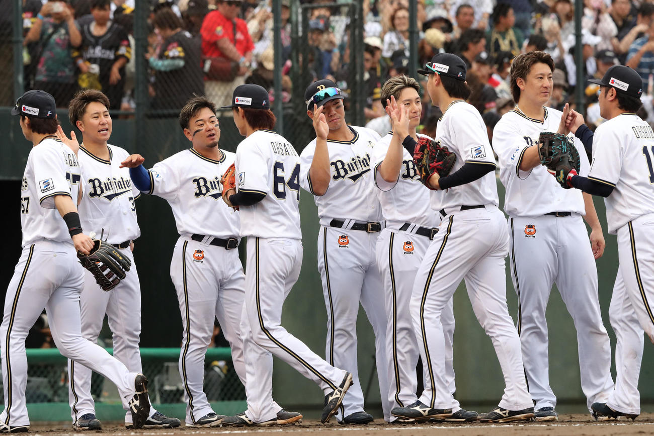 ソフトバンク対オリックス　ソフトバンクに勝利し西川と杉本はナインをハイタッチで出迎える（撮影・梅根麻紀）