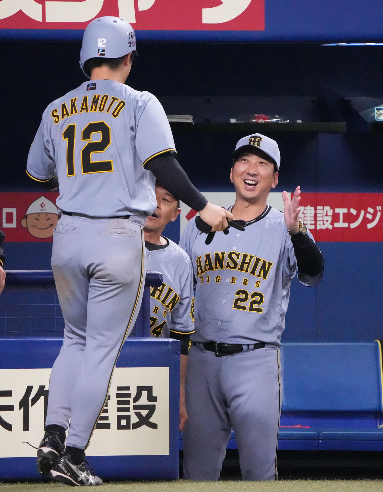 中日対阪神　9回表阪神無死二塁、相手守備が乱れる間に生還した坂本（左）を笑顔で迎える藤川監督（撮影・森本幸一）