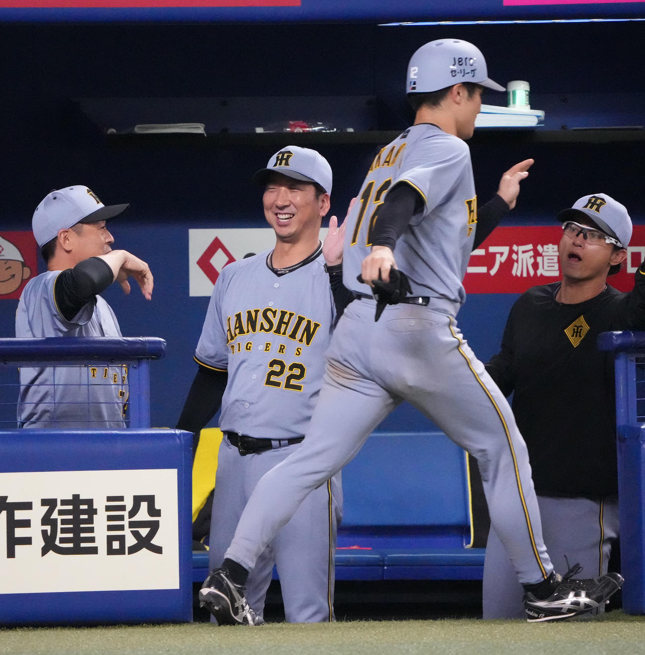 中日対阪神　9回表阪神無死二塁、藤川監督（左から2人目）は相手守備が乱れる間に生還した坂本を笑顔で迎える（撮影・森本幸一）