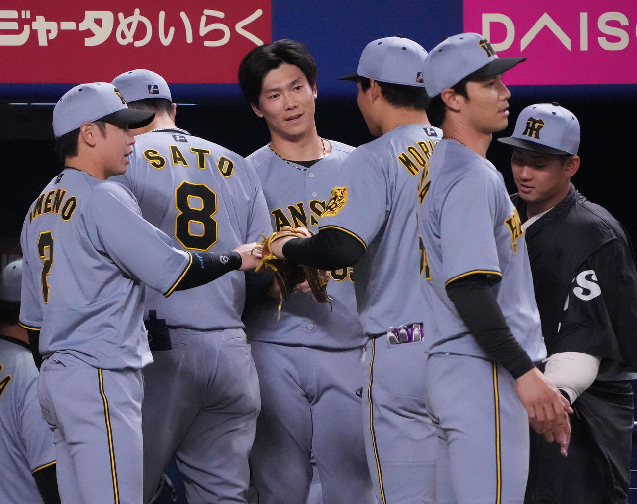 中日対阪神　8回終了、湯浅（中央）はベンチ前でナインを迎える（撮影・森本幸一）