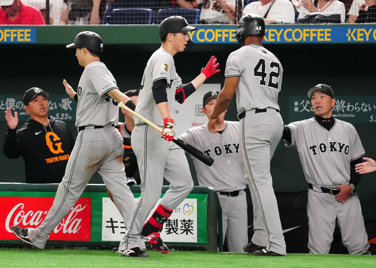 巨人対ヤクルト　2回裏巨人1死二、三塁、浅野の先制2点適時打で生還したヘルナンデス（中央右）とタッチを交わす戸郷。右端は阿部監督（撮影・江口和貴）