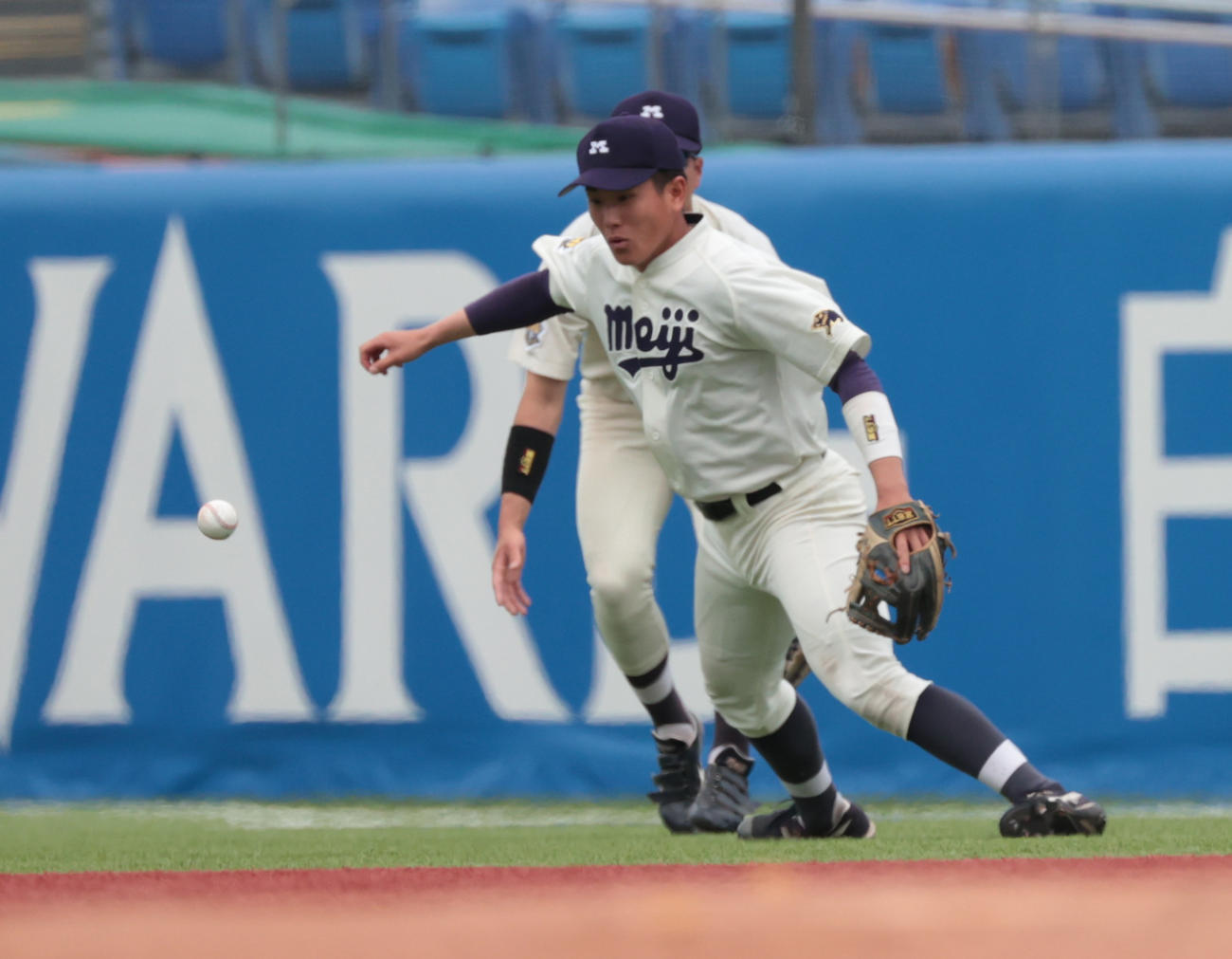 法大対明大　3回表法大1死二、三塁、只石のフライを木本二塁手が落球し三塁走者が生還した（撮影・柴田隆二）