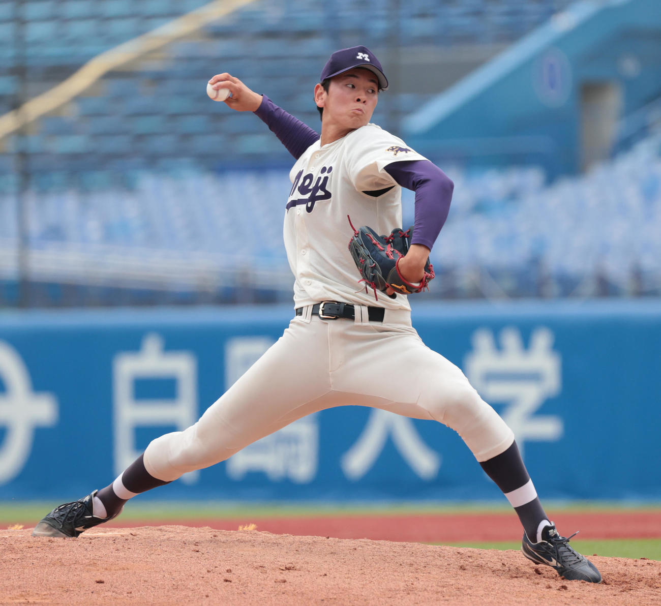 法大対明大　3回から登板した明大・高須（撮影・柴田隆二）