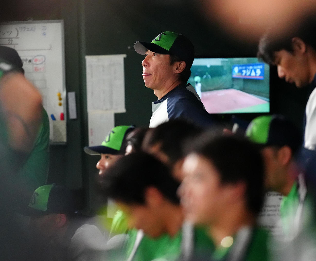 巨人対ヤクルト　7回表、ベンチから戦況を見つめるヤクルト高津監督（撮影・江口和貴）