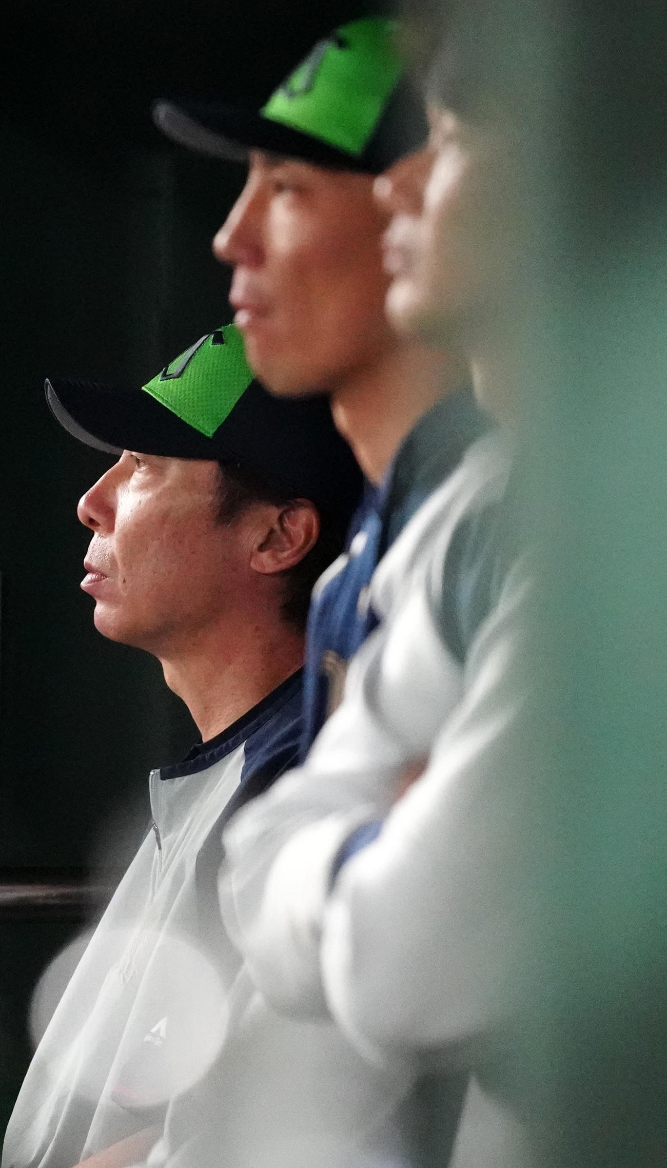 巨人対ヤクルト　7回裏、ベンチから戦況を見つめるヤクルト高津監督（左）（撮影・江口和貴）
