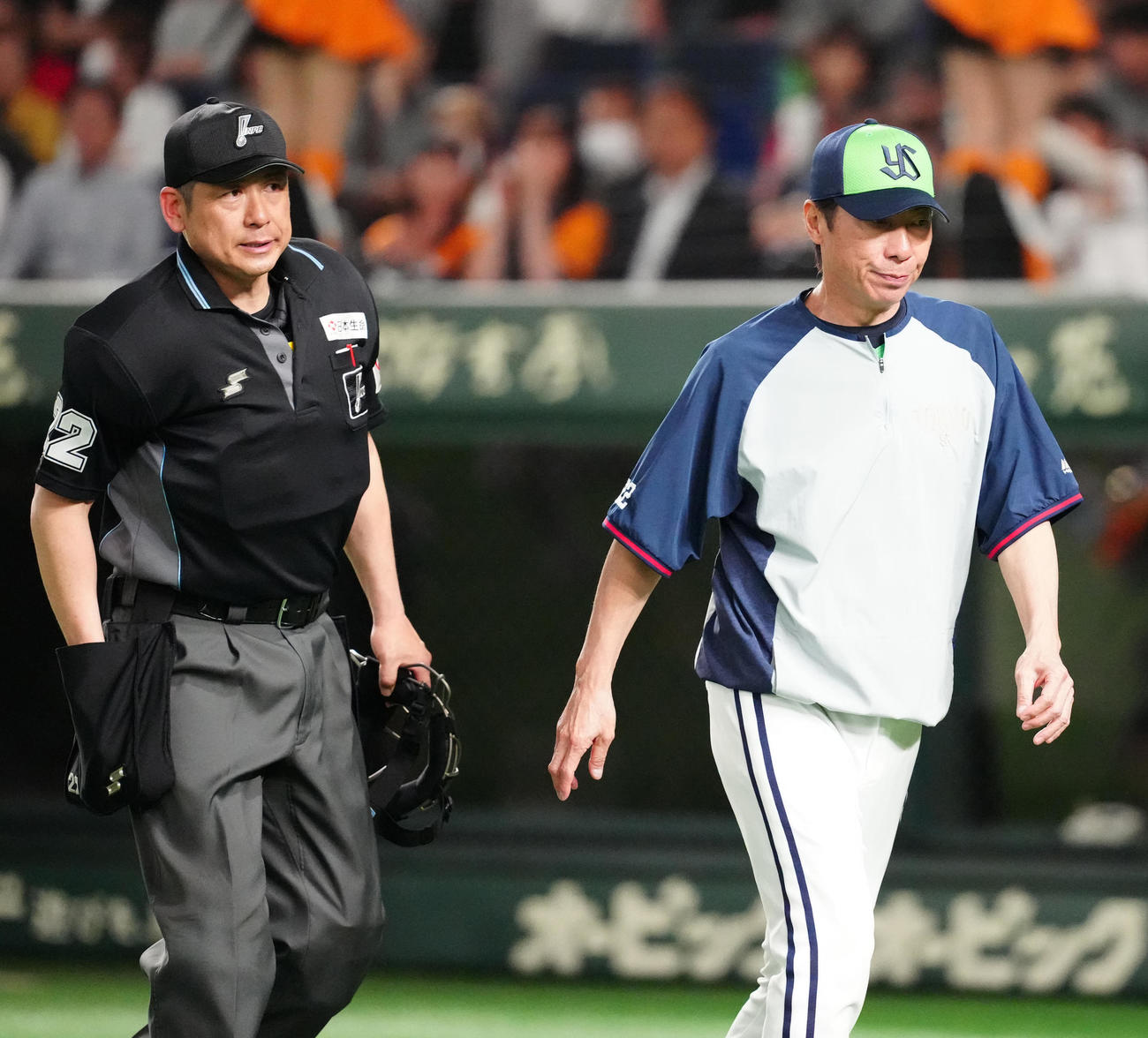 巨人対ヤクルト　7回裏開始前、選手交代を告げベンチに引き揚げるヤクルト高津監督（右）（撮影・江口和貴）