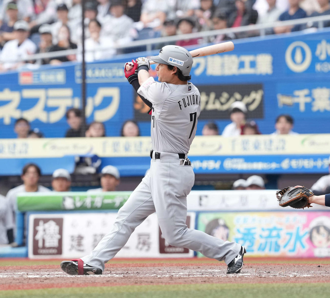 ロッテ対西武　回3裏ロッテ2死、二塁打を放つ藤岡（撮影・井上学）