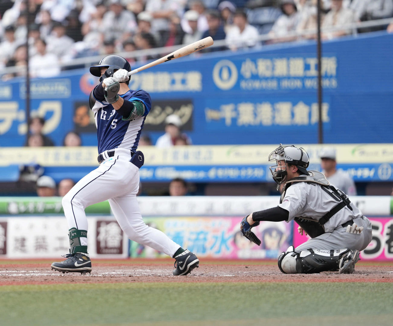 ロッテ対西武　4回表西武2死二、三塁、適時打を放つ外崎（撮影・井上学）