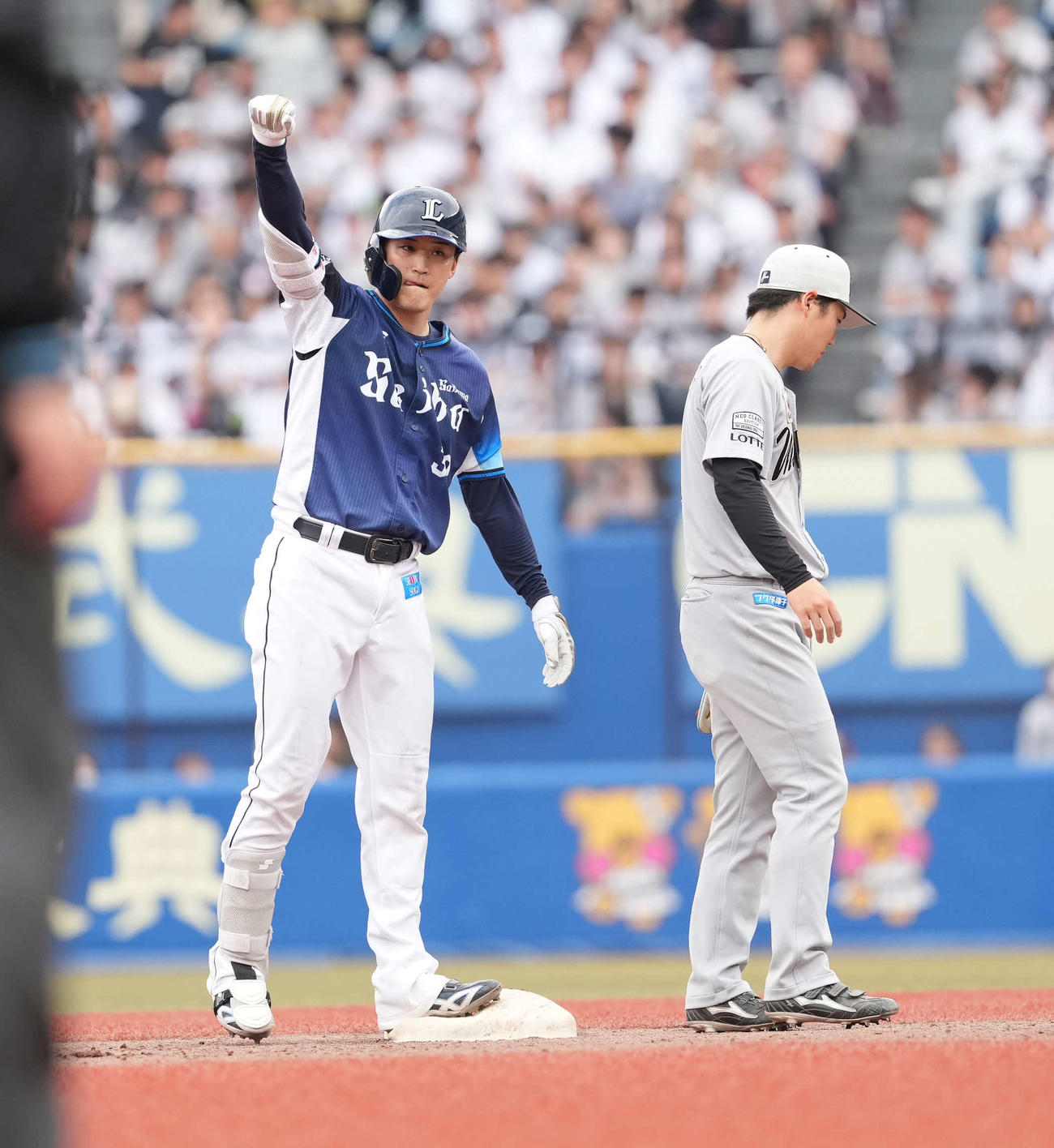 ロッテ対西武　8回表西武2死一、二塁、適時二塁打を放つ元山（撮影・井上学）