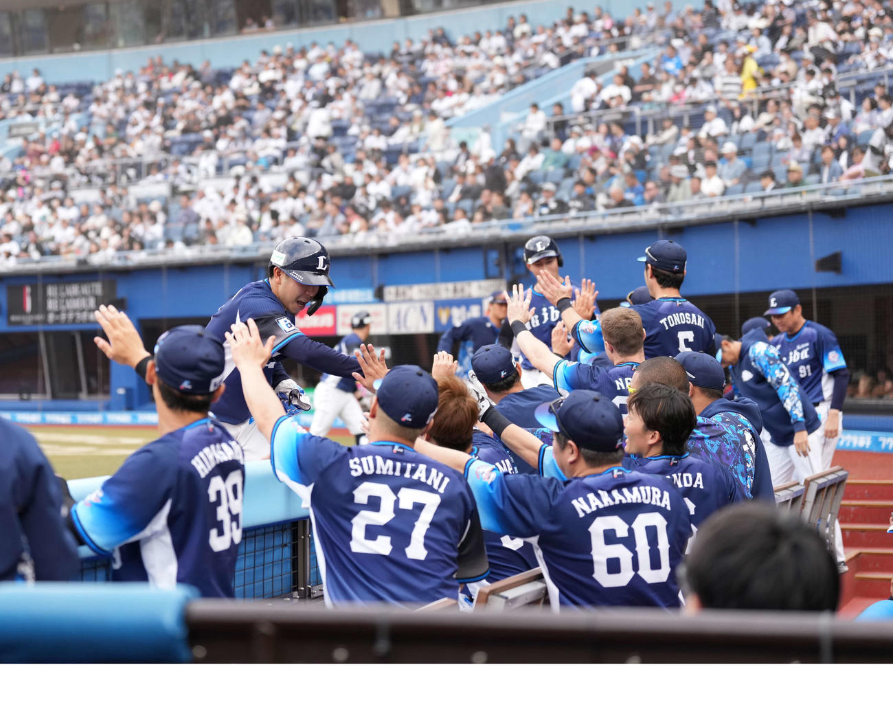 ロッテ対西武　8回表西武2死一、二塁、元山の適時二塁打で盛り上がる西武ベンチ（撮影・井上学）