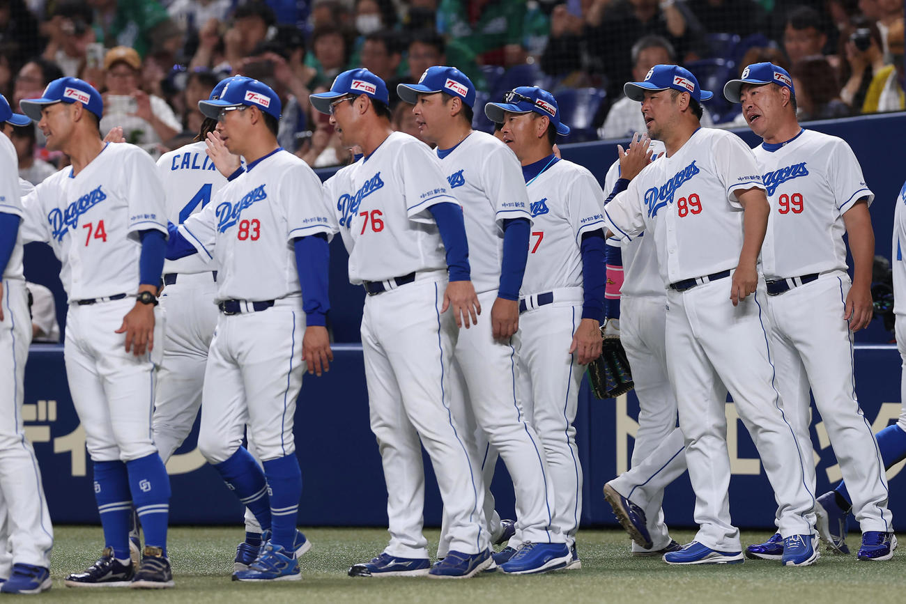 中日対阪神　阪神に勝利し、ナインを出迎える中日井上監督（右端）ら（撮影・前田充）