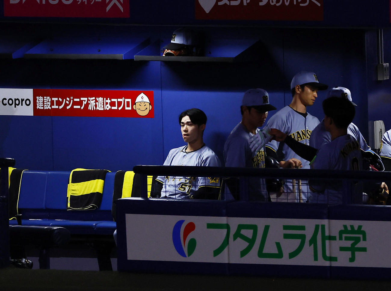 中日対阪神　9回表阪神2死二塁、見逃し三振に倒れ試合終了となり、ベンチでぼうぜんとする中野（撮影・藤尾明華）