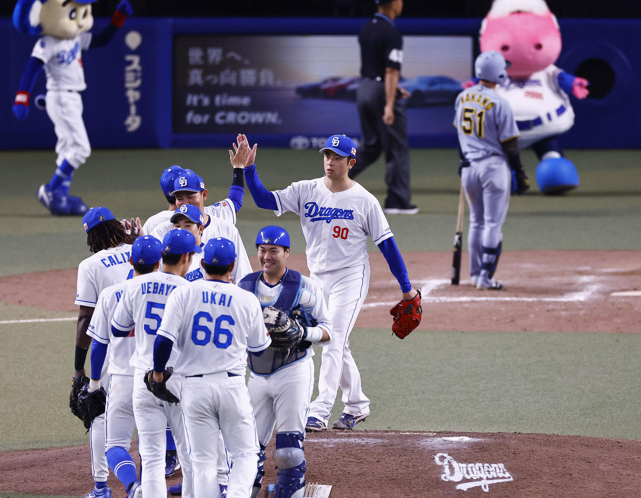 中日対阪神　阪神に勝利し、タッチを交わす松山ら中日ナイン（撮影・藤尾明華）